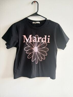 Mardi Short-Sleeve Black Tee with Pink Daisy Graphic